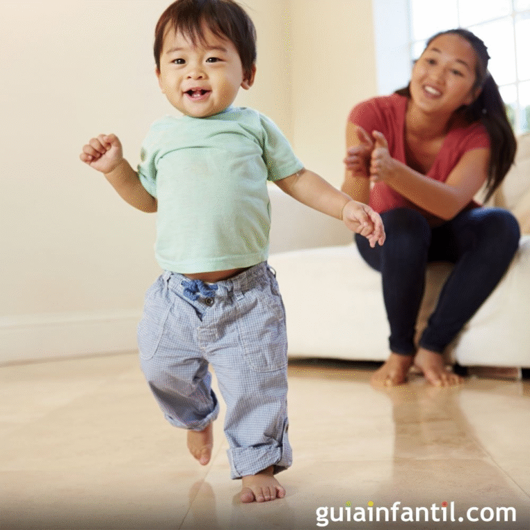 Bebé dando sus primeros pasos con ayuda de un adulto en casa, etapa inicial del desarrollo al aprender a caminar.